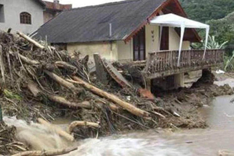 Casa destruída em Teresópolis, no Rio de Janeiro: gabinete de crise foi criado (Bruno Domingos/REUTERS)