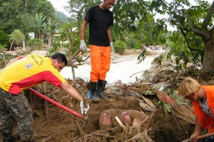 As águas teriam atingido a cidade vindas de Teresópolis (Vladimir Platonow/ABr)