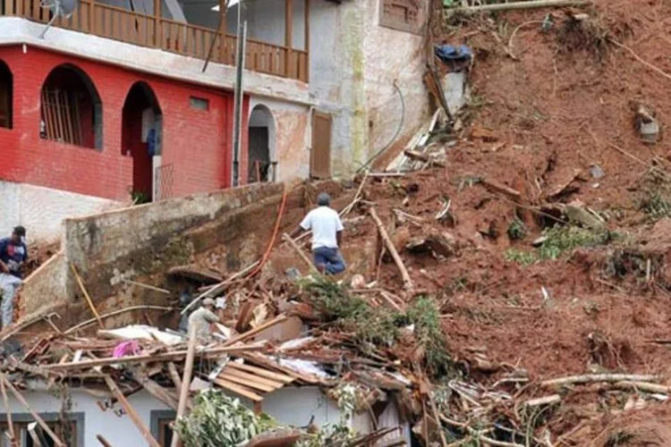 
	&Aacute;rea de Teres&oacute;polis atingida pela chuva: &quot;O grande papel do sistema de defesa civil &eacute; antecipar as respostas para proteger a popula&ccedil;&atilde;o&quot;, disse S&eacute;rgio Sim&otilde;es
 (Valter Campanato/ABr)