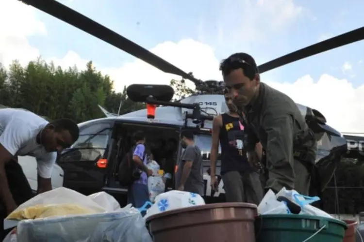 Helicópteros entregam alimentos e remédios a moradores isolados nos arredores de Teresópolis

 (Agência Brasil)