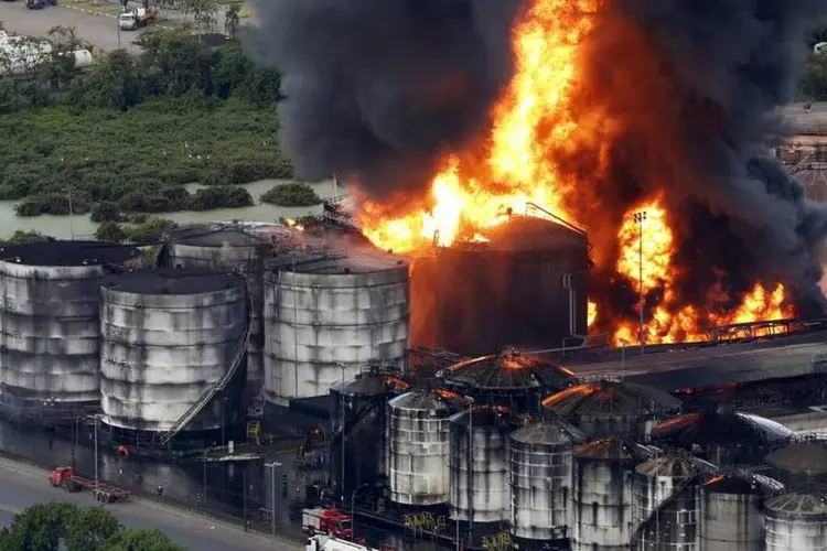 
	Inc&ecirc;ndio que atinge tanques do terminal da Ultracargo em Santos
 (Paulo Whitaker/Reuters)