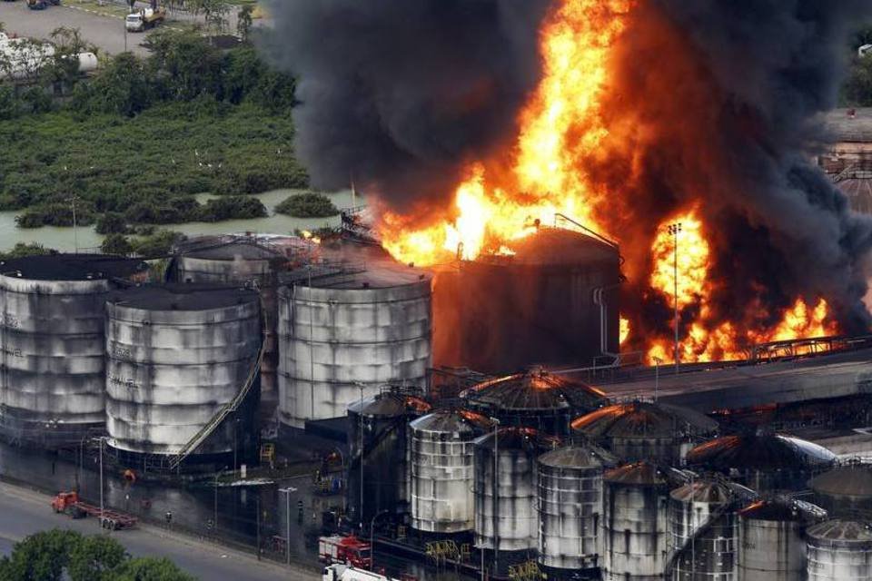 Bombeiros continuam tentando apagar incêndio em Santos