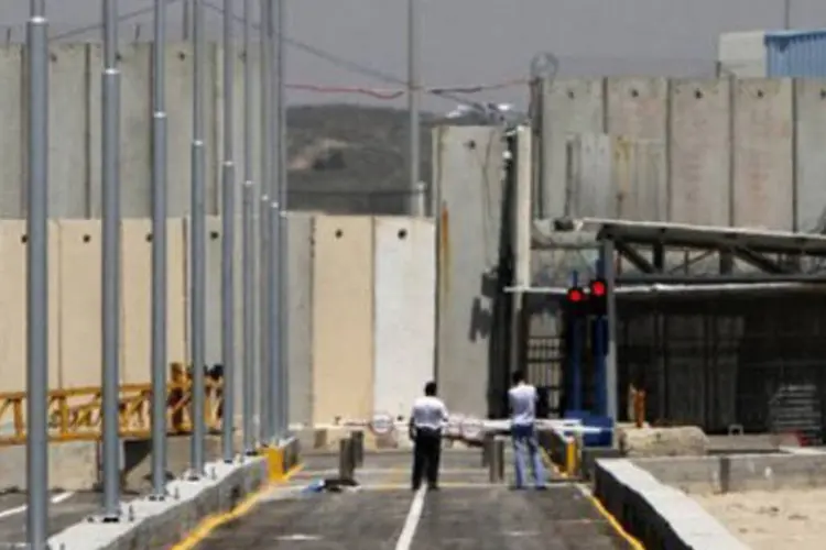 Os primeiros carros cruzaram a fronteira de Gaza, no terminal israelense de Erez (Mahmud Hams/AFP)