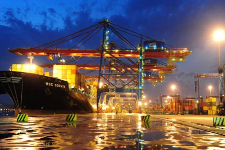 
	Terminal do Porto de Santos: nas importa&ccedil;&otilde;es, a m&eacute;dia por dia &uacute;til registrada &eacute; US$ 871,3 milh&otilde;es, no acumulado do ano
 (Germano Lüders/EXAME.com)
