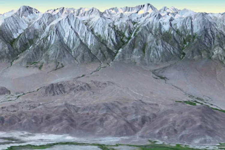 Precisão de suas imagens permite visualizar lagos com apenas 1km - o que é muito pequeno para os padrões espaciais (NASA/GSFC/METI/ERSDAC/JAROS, and U.S./Japan ASTER Science Team)
