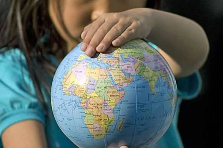 Criança segura um globo terrestre (SXC.Hu/Divulgação)