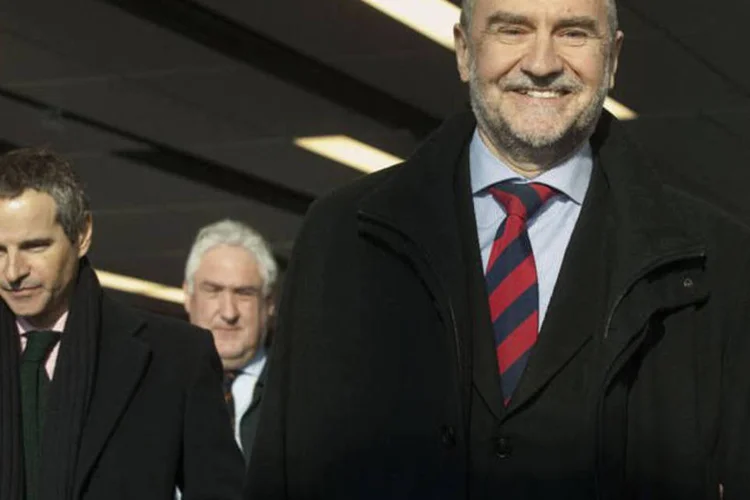 Herman Nackaerts e a delegação da AIEA sobre o Irã deixam o aeroporto de Schwechat, na Áustria: as negociações estão em um beco sem saída há vários anos. (©afp.com / Dieter Nagl)