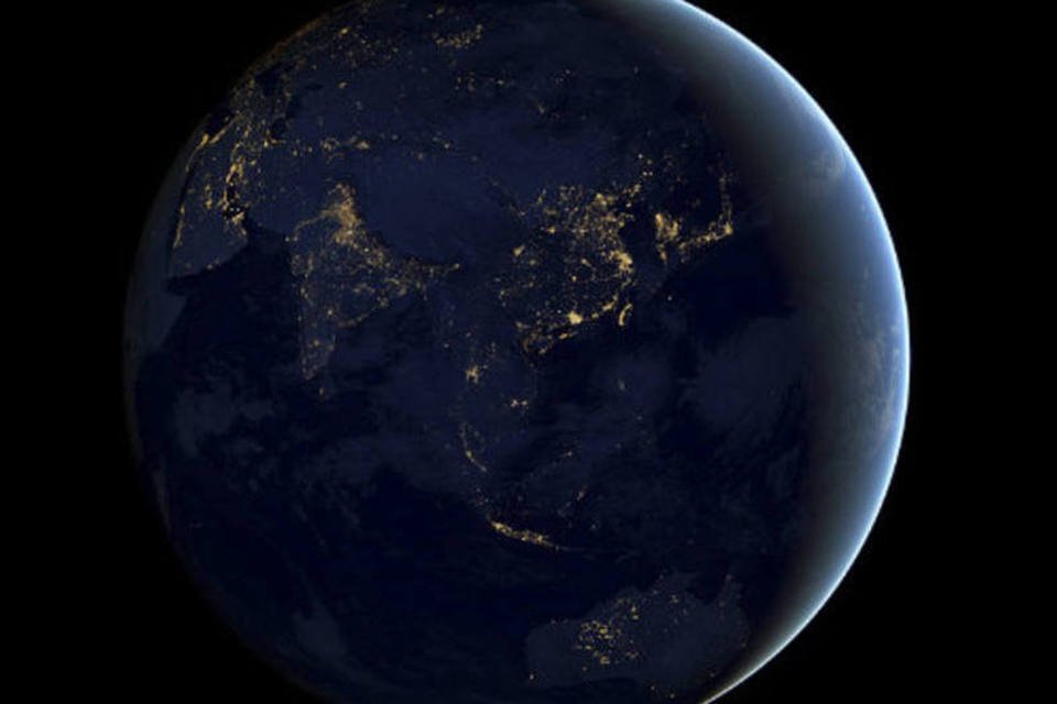 Satélite captura imagem noturna da Terra como "bola de gude"