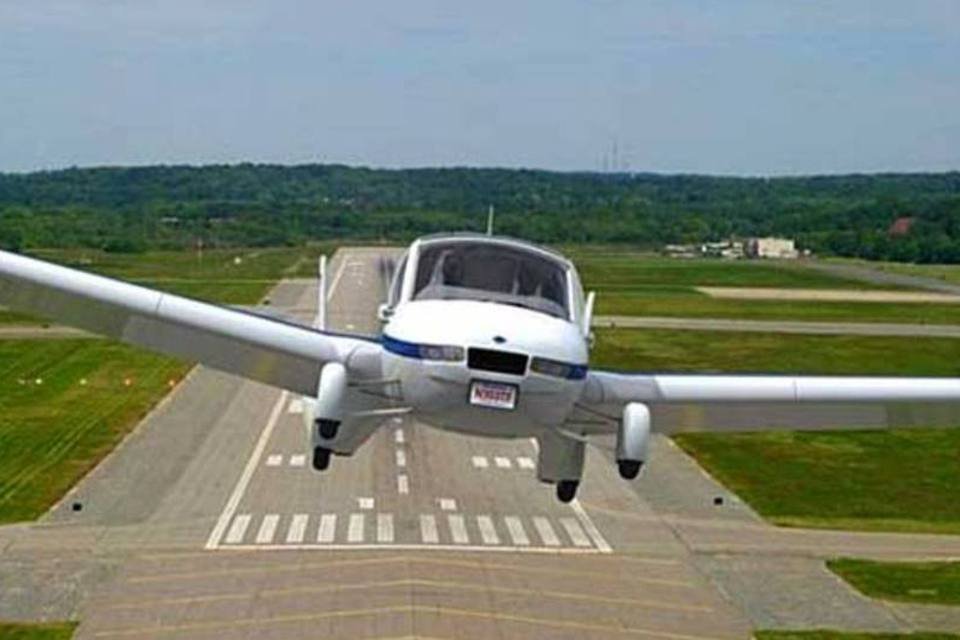 O carro voador da Terrafugia já passou por diversos testes, mas ainda falta a rodada final para que possa ser comercializado no ano que vem (Divulgação)