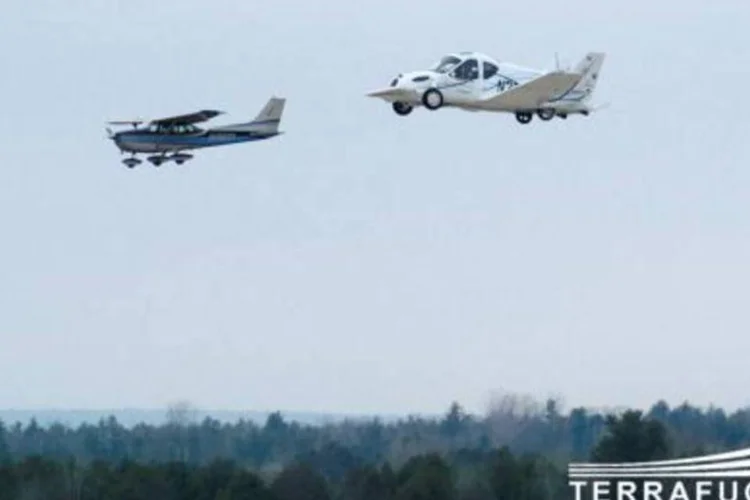 Transition voa ao lado de outra aeronave (.)