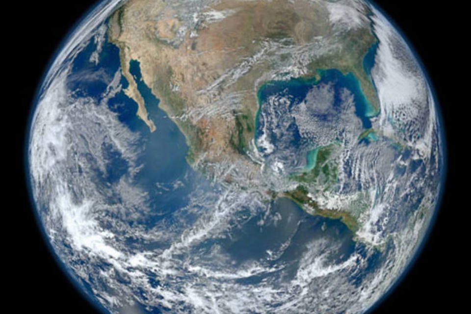 O aquecimento global é o aumento da temperatura terrestre por conta da grande quantidade de gases na atmosfera. Hoje, estima-se que o aumento de temperatura da Terra seja de 1,5ºC (NASA/NOAA/GSFC/Suomi NPP/VIIRS/Norman Kuring/Reprodução)