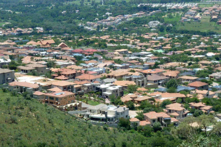Vista de Krugersdorp, África do Sul, onde entidade comprou terras para projeto social voltado aos brancos (JMK/Wikimedia Commons)