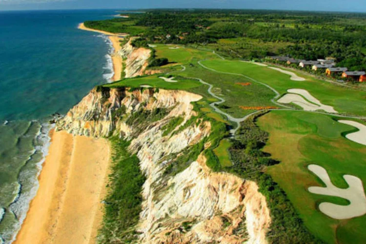 Paredões íngremes esculpidos pela natureza, as falésias são atrações turísticas que combinam beleza e risco, exigindo atenção dos visitantes. (Divulgação / Terravista Golf Course)