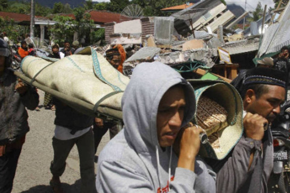 Sobe para 35 número de mortos em terremoto na Indonésia