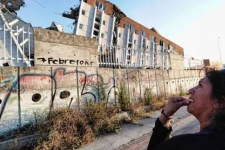 Mulher olha prédio destruído por terremoto em Concepción, Chile (Martin Bernetti/AFP/AFP)