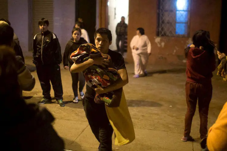 Morador espera do lado de fora de casa após terremoto no Chile (Pablo Sanhueza/Reuters)