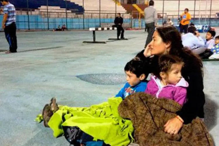 Moradores procuram abrigo após terremoto que atingiu a costa do Chile, em Iquique (Aldo Solimano/AFP)