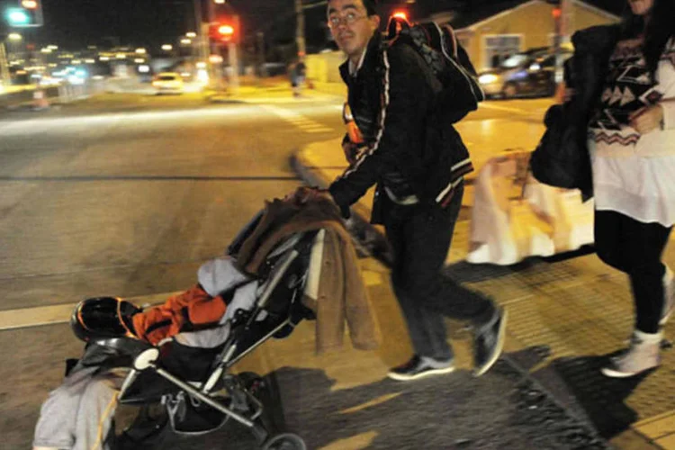 
	Fam&iacute;lia deixa &aacute;rea de evacua&ccedil;&atilde;o no Chile ap&oacute;s alerta de emerg&ecirc;ncia por tsunami, provocado por um terremoto de magnitude 8,2&nbsp;
 (REUTERS)