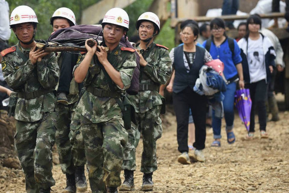 Exército chinês dá apoio a região atingida por terremoto