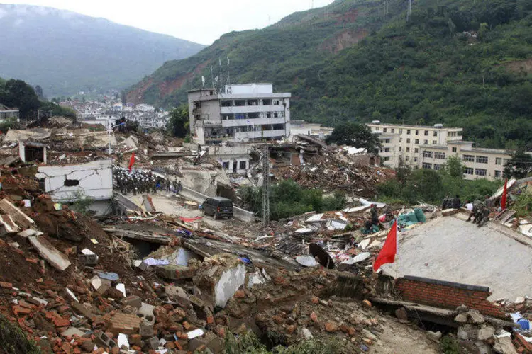 
	Yunnan, na China: equipes m&eacute;dicas se queixam da falta de provis&otilde;es para atender aos feridos
 (China Daily/Reuters)