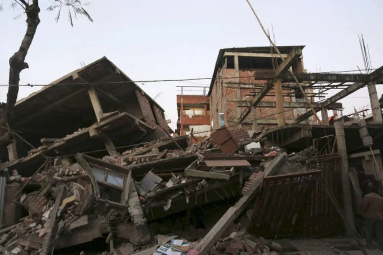 
	Terremoto em Bangladesh: algumas pessoas criticaram o que definiram como respostas lentas das autoridades
 (Stringer/ Reuters)