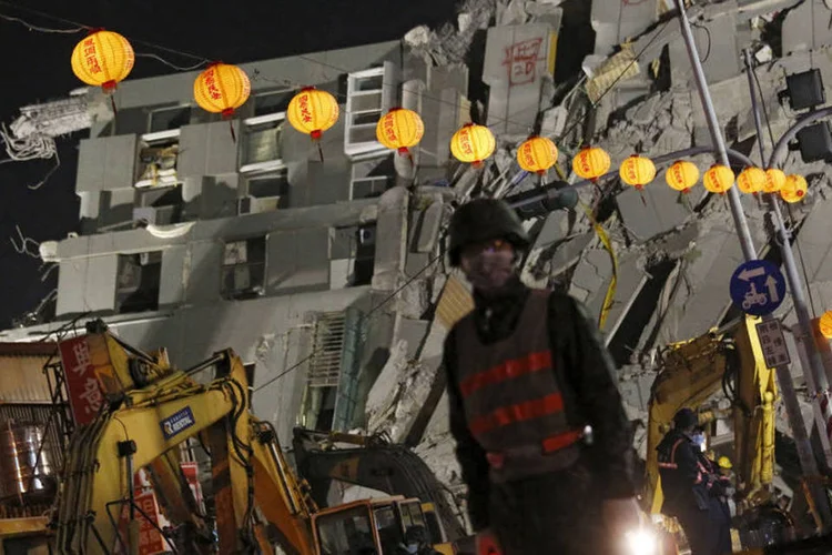 
	Taiwan: a pesquisa sobre os poss&iacute;veis defeitos de constru&ccedil;&atilde;o no edif&iacute;cio acidentado seguem seu curso
 (Tyrone Siu / Reuters)