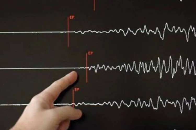 
	Sism&oacute;grafo an&uacute;ncia a ocorr&ecirc;ncia de um terremoto: epicentro do tremor aconteceu 12 km a sudoeste de Guabito, no Panam&aacute;, e 79 km a sudeste de Puerto Limon, na Costa Rica
 (Frederick Florin/AFP)
