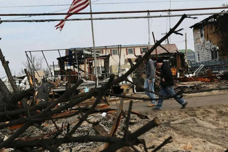
	Regi&atilde;o de Nova York destru&iacute;da ap&oacute;s o furac&atilde;o Sandy: &quot;Milhares de residentes de Nova Jersey iniciaram o ano de 2013 inseguros perante o futuro&quot;, disse Christie
 (Spencer Platt/AFP)