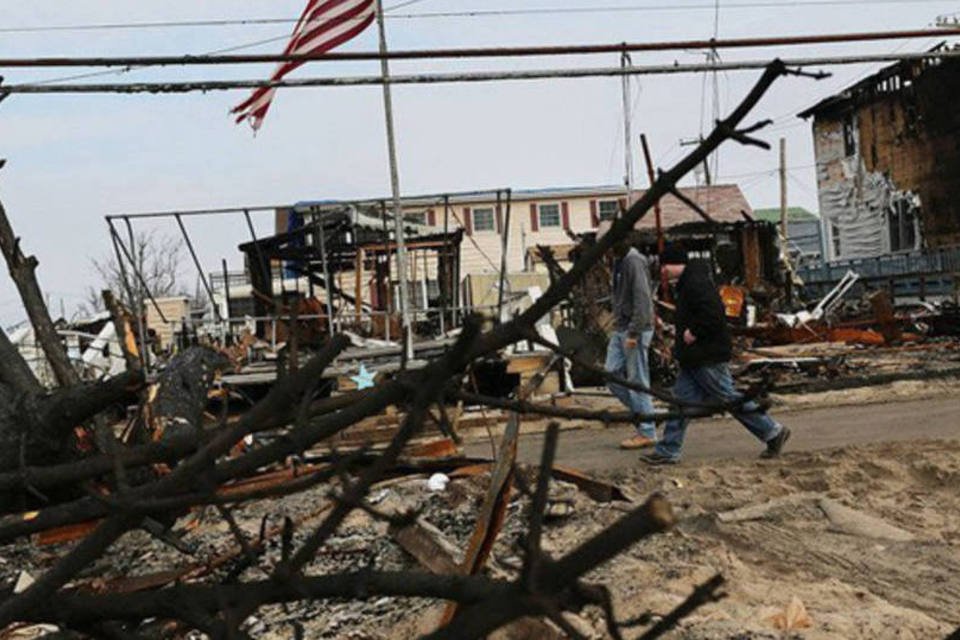 
	Regi&atilde;o de Nova York destru&iacute;da ap&oacute;s o furac&atilde;o Sandy: mais de 20 estados dos EUA e inclusive &aacute;reas do Canad&aacute;, foram afetados pela tempestade&nbsp;&quot;Sandy&quot;
 (Spencer Platt/AFP)