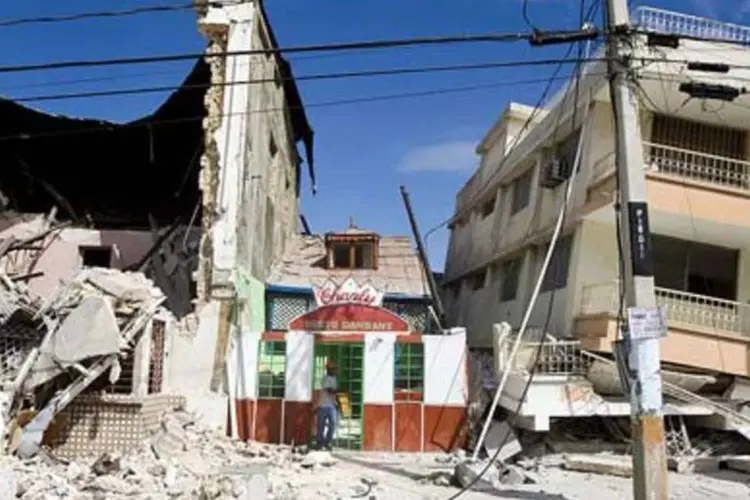 Rua de Porto Príncipe devastada pelo terremoto de janeiro deste ano (./Reprodução)