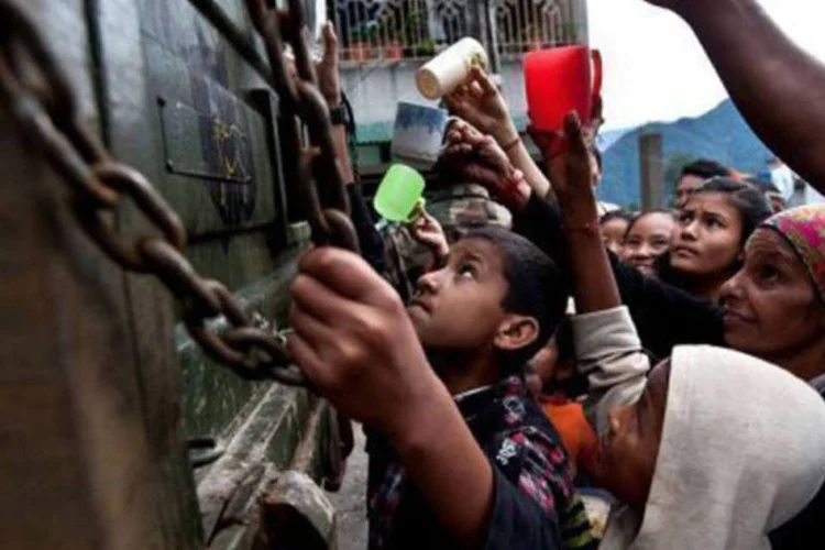 Exército indiano distribui alimentos para os afetados pelo terremoto
 (Manan Vatsyayana/AFP)