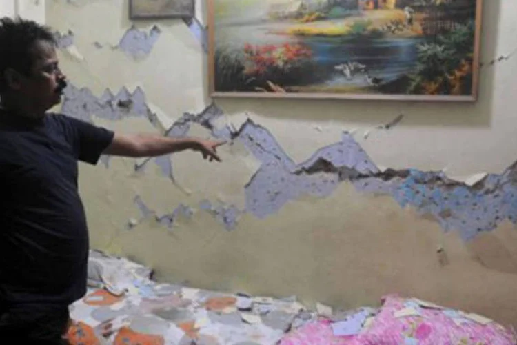 Morador de Siliguri mostra rachaduras na parede de sua casa após o terremoto em Sikkim (Diptendu Dutta/AFP)