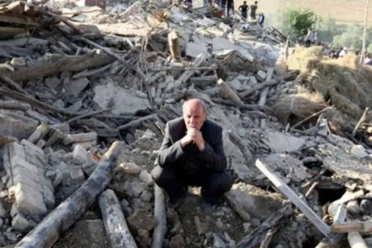 Destroços deixados pelos terremotos que atingiram o Irã: mais de 16 mil pessoas ficaram desabrigadas (Atta Kenare/AFP)