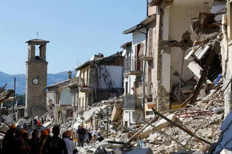 
	Amatrice: centenas de pessoas se abrigaram sob uma tenda ou debaixo de guarda-chuvas na cerim&ocirc;nia para 28 v&iacute;timas
 (Stefano Rellandini / Reuters)