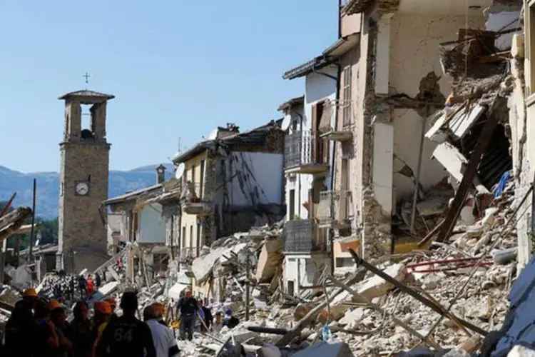 
	Amatrice: constru&ccedil;&otilde;es que abrigavam importantes monumentos ficaram reduzidas a escombros pelo terremoto de magnitude 6
 (Stefano Rellandini / Reuters)