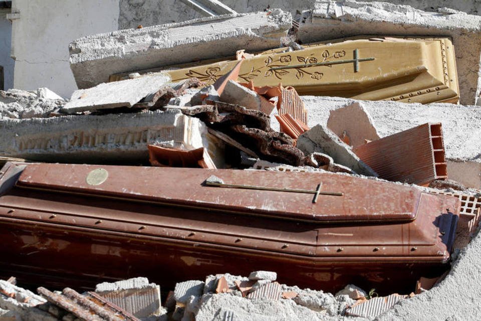 Terremoto na Itália afeta até cemitérios de região atingida
