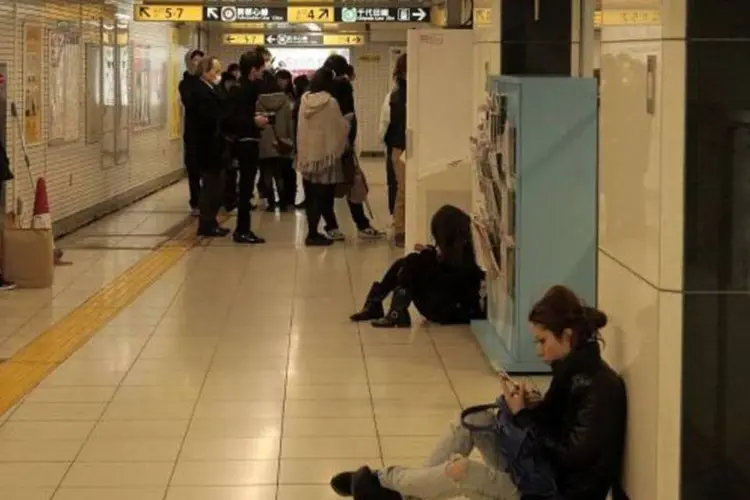 Japoneses tiveram que esperar na estação Meiji Jingu Mae a retomada do metrô depois do terremoto e dos tsunamis (Getty Images)