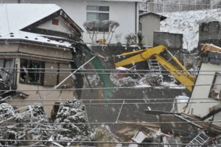 O terremoto seguido de tsunami no Japão, em março, foi a principal catástrofe do ano
 (Nicholas Kamm/AFP)