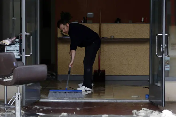 Trabalhador limpa um bar após o terremoto que atingiu a Califórnia, em Napa (Stephen Lam/Reuters)