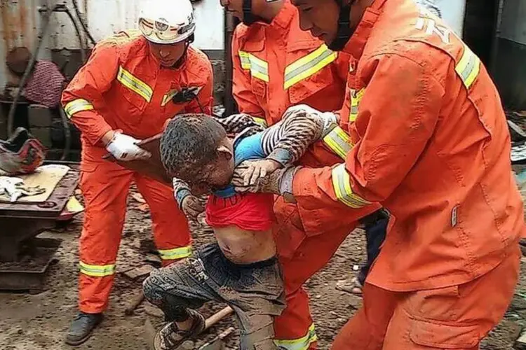 
	Resgate em &aacute;rea atingida por terremoto na China: n&uacute;mero de desaparecidos tamb&eacute;m cresceu
 (Reuters)