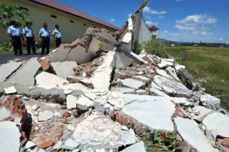 Uma criança se encontra em estado crítico por causa dos ferimentos que sofreu ao cair do alto de uma árvore durante o terremoto (Adek Berry/AFP)