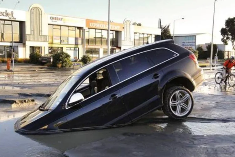 Carro ficou preso na água após terremoto na cidade de Christchurch, Nova Zelândia (Martin Hunter/Getty Images)