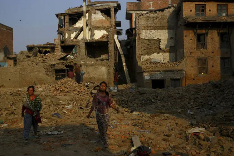 
	Pessoas andam por destro&ccedil;os do terremoto no Nepal: China e &Iacute;ndia aproveitam a oportunidade para aumentar sua inlfu&ecirc;ncia na regi&atilde;o, al&eacute;m de ajudar a na&ccedil;&atilde;o vizinha
 (REUTERS/Navesh Chitrakar)