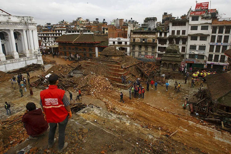 
	Segundo o &uacute;ltimo balan&ccedil;o oficial, o terremoto causou pelo menos 7.557 mortes, deixou 14.404 feridos e obrigou 2,8 milh&otilde;es de pessoas a deixarem suas casas no Nepal
 (REUTERS/Navesh Chitrakar)