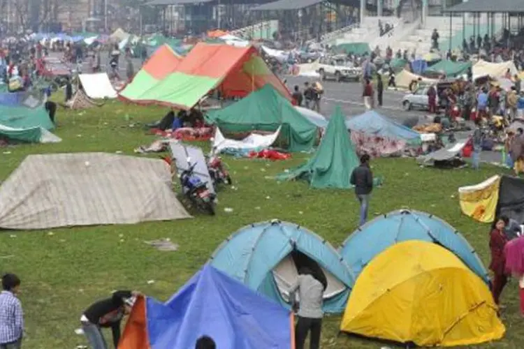 Nepaleses acampam ao ar livre temendo novos tremores, em Katmandu (Prakash Mathema/AFP)