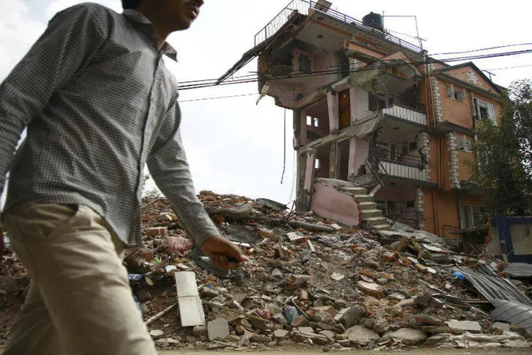 
	Terremoto no Nepal: equipes de resgate est&atilde;o usando p&aacute;s e brocas para cavar atrav&eacute;s de cerca de 30 metros de neve e gelo e alcan&ccedil;ar os corpos
 (REUTERS/Navesh Chitrakar)