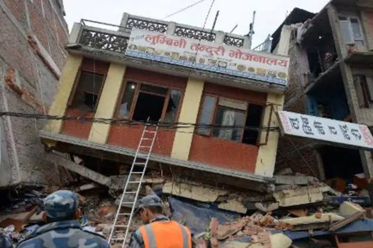 
	Terremoto no Nepal: Nepal foi devastado no s&aacute;bado por um terremoto de magnitude 7,9 que deixou at&eacute; agora pouco mais de 3.726 mortos
 (Prakash Mathema/AFP)