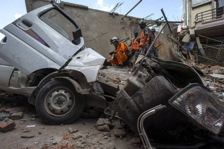 
	Militares do Nepal nos destro&ccedil;os de um pr&eacute;dio no centro de Katmandu: houve queda de edifica&ccedil;&otilde;es que j&aacute; estavam danificadas
 (REUTERS/Athit Perawongmetha)