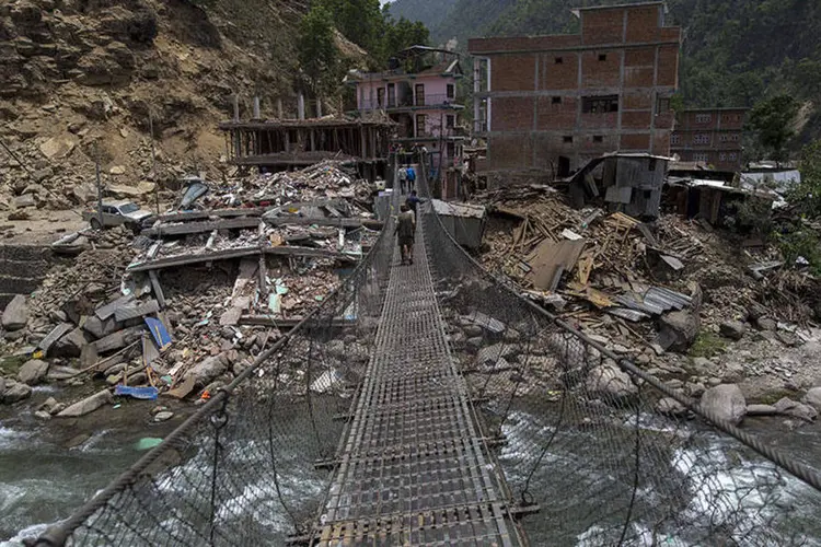 
	Destrui&ccedil;&atilde;o provocada por terremoto no Nepal: &quot;&Eacute; preciso dar al&iacute;vio adequado e consolo psicol&oacute;gico para as pessoas em risco&quot;, diz presidente da Sociedade de Sa&uacute;de do Nepal
 (REUTERS/Athit Perawongmetha)