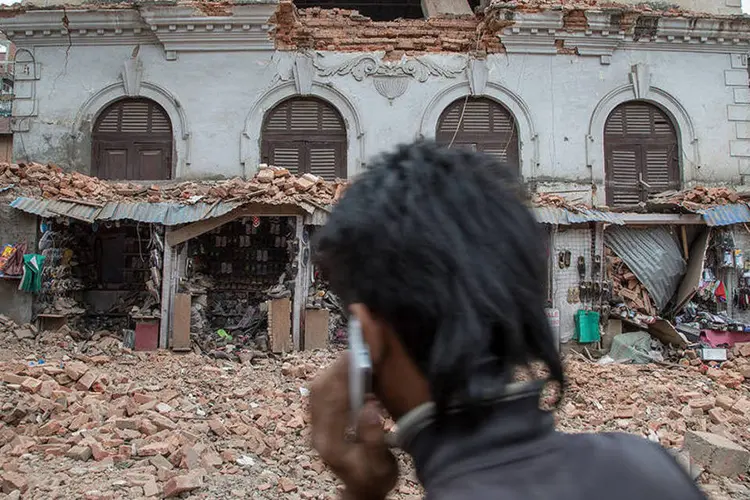 
	Homem usa telefone durante terremoto no Nepal: tecnologia &eacute; uma aliada na busca por sobreviventes
 (Omar Havana / Stringer)